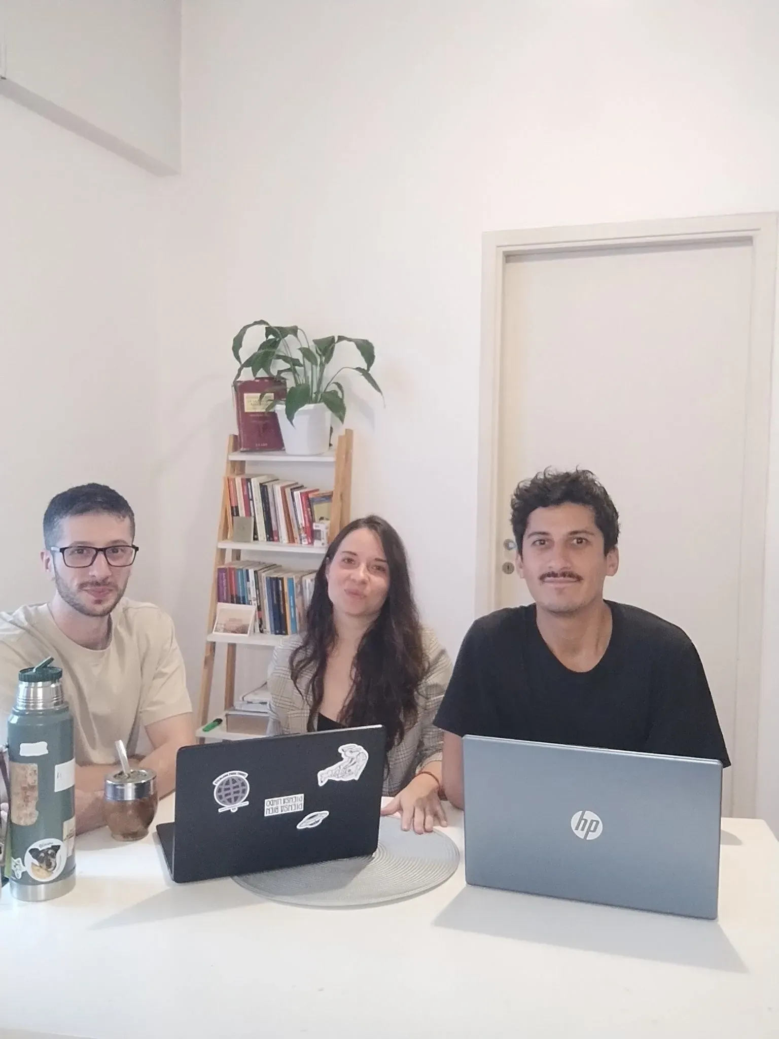Carmela, Luis Fernando y Milton, equipo fundador de Taína, en una reunión de trabajo.